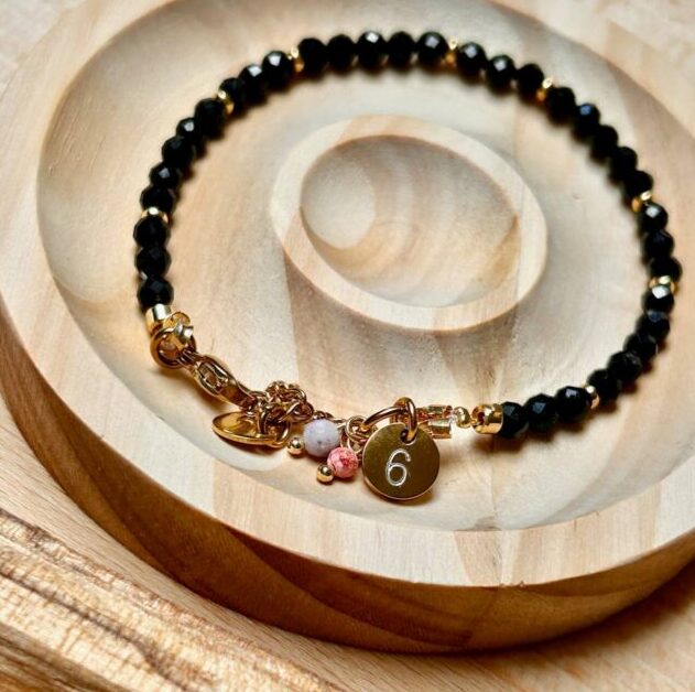 Read more about the article Biżuteria wibracyjna – nie blask dla oka, lecz energia, która idzie z Tobą