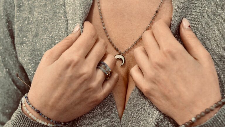 Read more about the article Co jeśli kamień na bransoletce albo chokerze pęknie? Czy to coś znaczy?